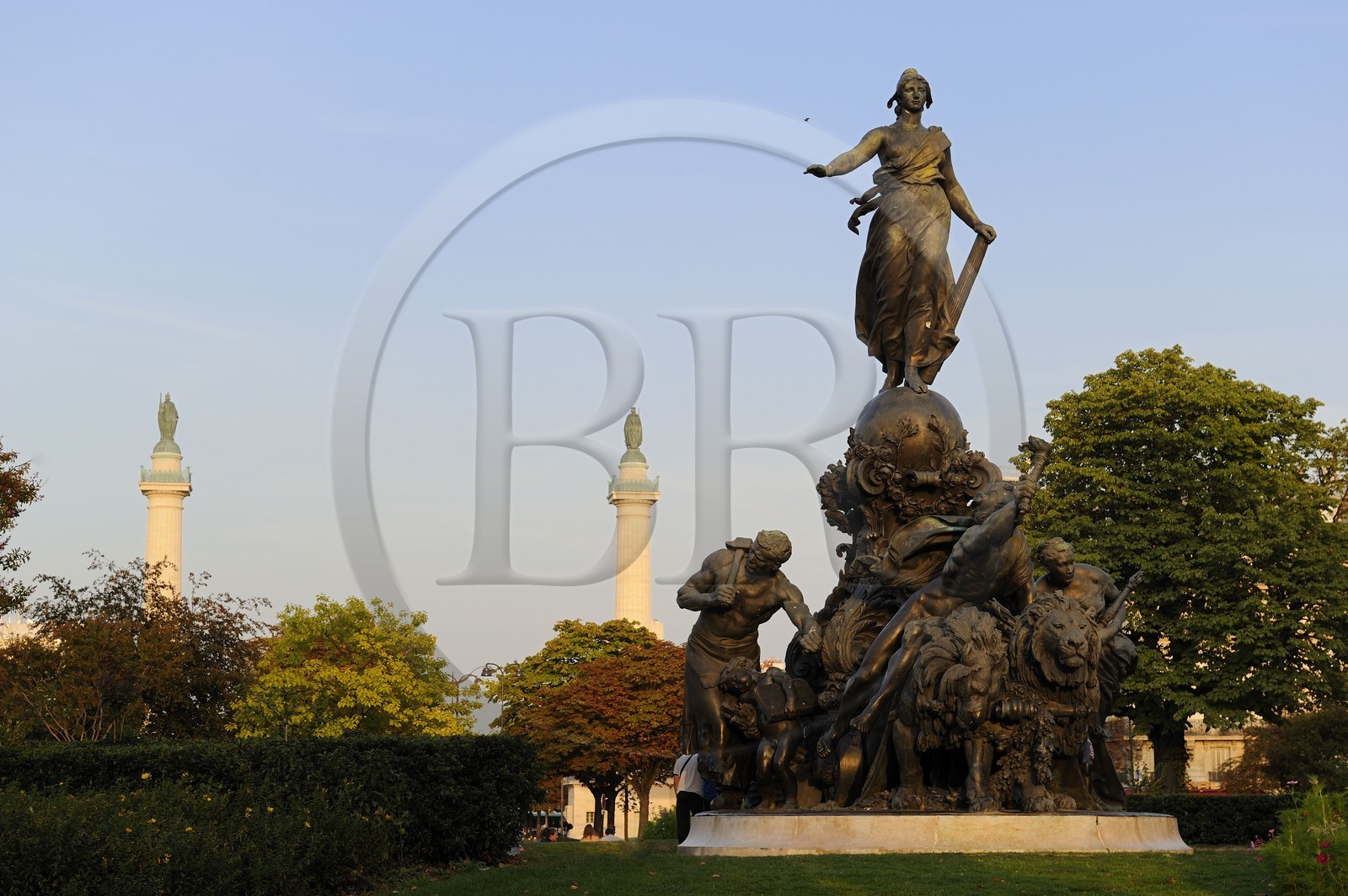 France, Paris (75), place de la Nation, Le Triomphe de la République est un groupe en bronze commandé en 1879 par la Ville de Paris au sculpteur Jules Dalou