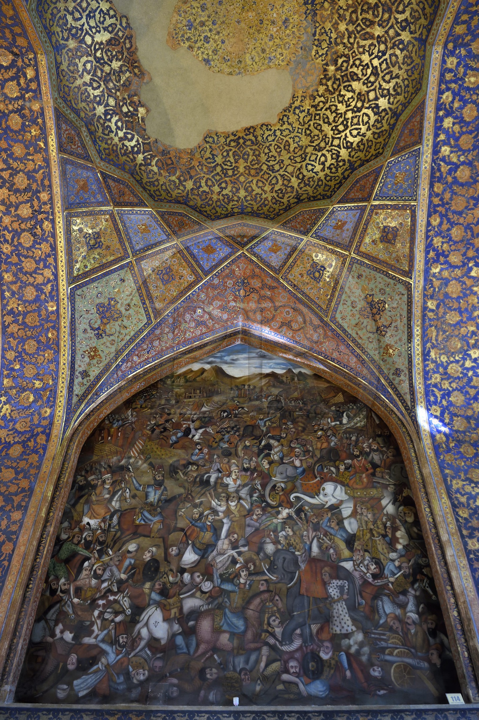 Iran, province d'Ispahan, Ispahan, le palais Chehel Sotoun (des 40 colonnes), classé Patrimoine Mondial de l'UNESCO, la salle de banquet décoré de grandes peintures historiques exaltant la magnanimité ou le courage guerrier des différents grands souverains de la dynastie safavide