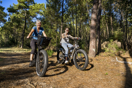 France, Charente-Maritime (17), Royan, La Tremblade, cyclistes utilisant des Fat Bikes sur les chemins sablonneux de la forêt domaniale de la Coubre et des Combots d’Ansoine qui longe l’Atlantique au nord de La Palmyre