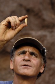 Brésil, Etat du Minas Gerais, région de Ouro Preto, mine à ciel ouvert de pierres précieuses, topaze impériale trouvée sur place tel quel par un prospecteur appellé Garimpero (Route de l'or, Estrada Real)