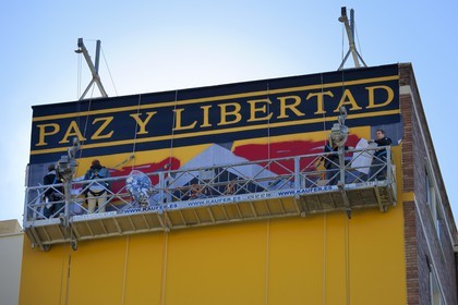 Espagne, Andalousie, Malaga, quartier Soho, barrio de las Artes (quartier des Arts), street art, création d'une peinture murale par Obey Giant dirigé par Frank Shepard Fairey (à droite sur la passerelle)