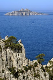 France, Bouches-du-Rhône (13), Marseille, Parc national des Calanques, Calanque d'En-Vau et l'Archipel de Riou en arrière plan (demande d'autorisation nécessaire avant publication)