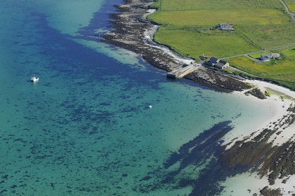 Royaume-Uni, Ecosse, Iles Orcades, Ile de Papa Westray, maison de pêcheur (vue aérienne)
