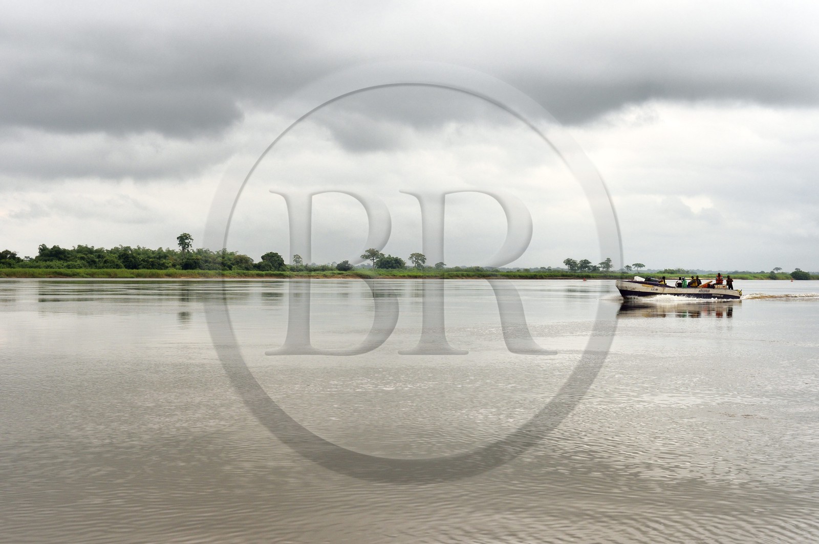 Gabon, province de Ogooué- Maritime, bateau à moteur remontant le fleuve Ogooué Gabon, province de Ogooué- Maritime, bateau à moteur remontant le fleuve Ogooué