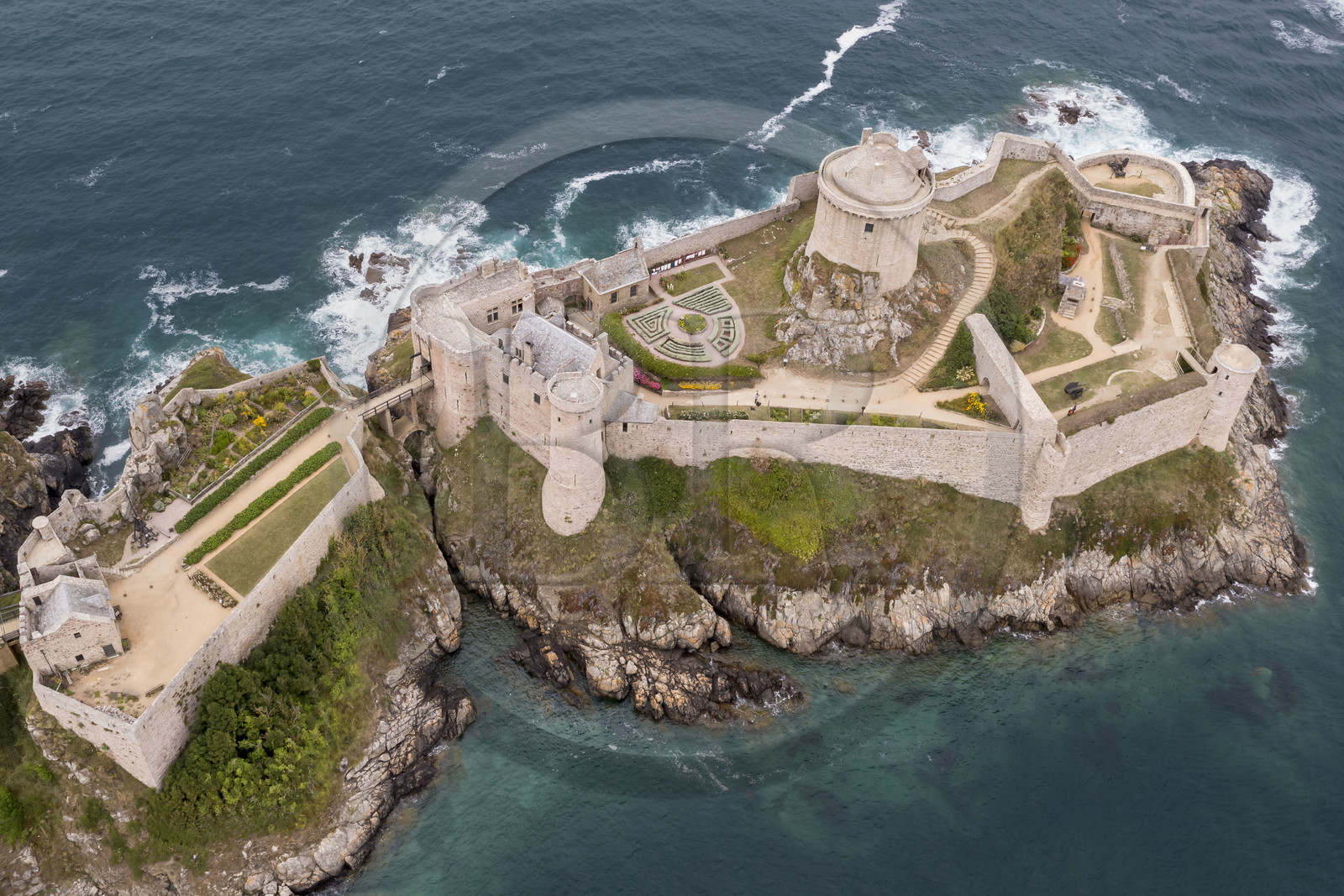 France, Côtes d'Armor (22), Grand Site de France Cap d'Erquy – Cap Fréhel, Plévenon, le Fort La Latte ou château de la Roche Goyon du XVème siècle (vue aérienne)