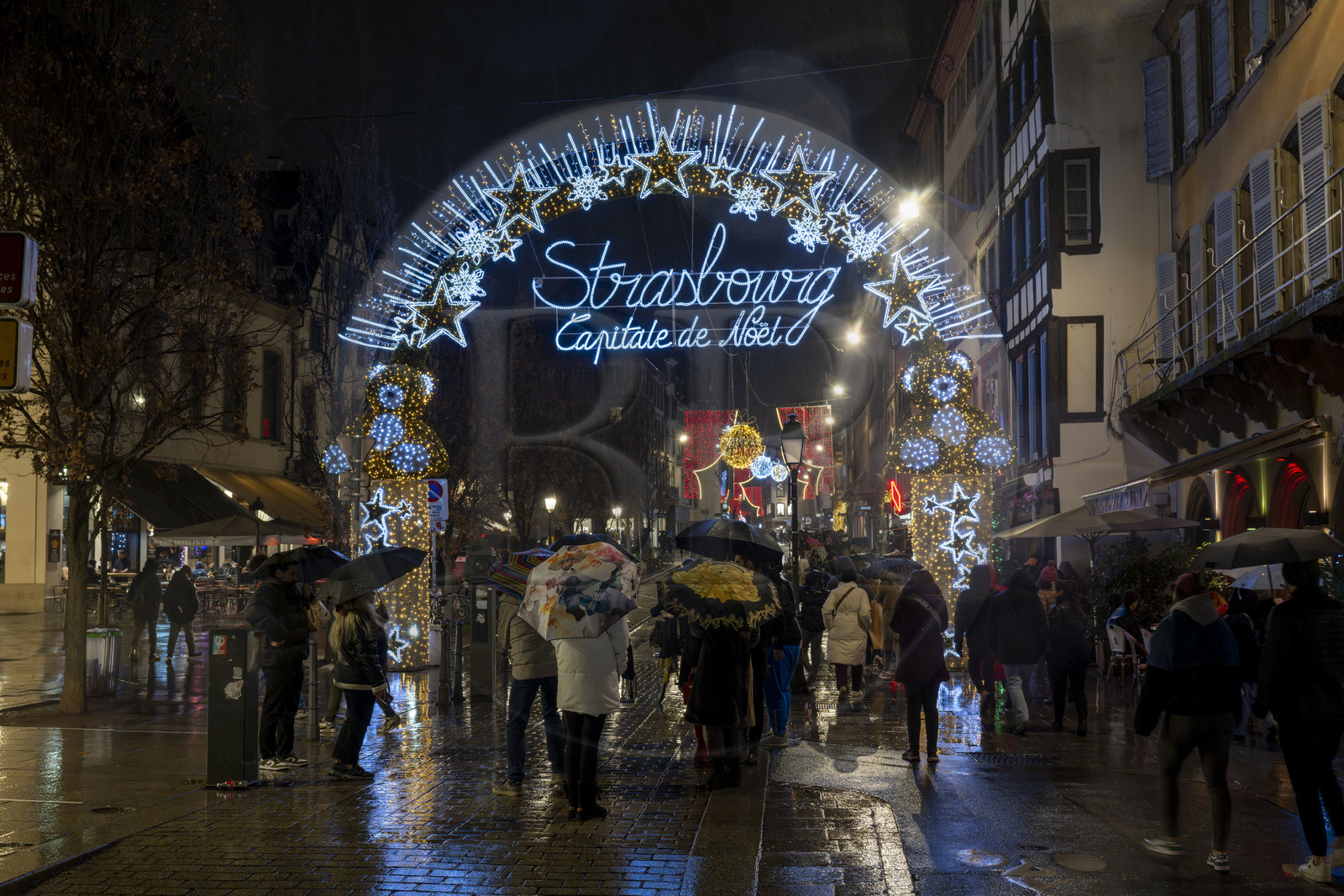 France, Bas-Rhin (67), Strasbourg, vieille ville classée au Patrimoine Mondial de l’UNESCO, Strasbourg Capitale de Noël s'affiche à l'entrée de la rue du Vieux-Marché-aux-Poissons