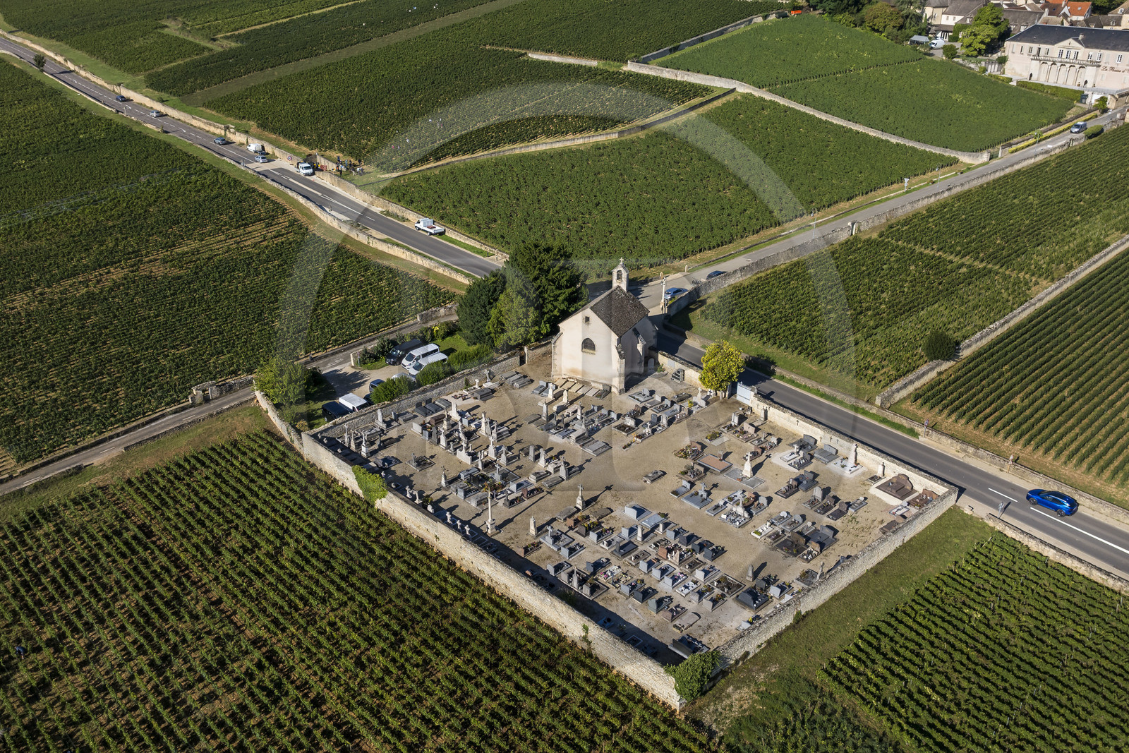France, Côte-d'Or (21), les climats de Bourgogne classés Patrimoine Mondial de l'UNESCO, Route des Grands Crus, vignoble de la Côte de Beaune, Volnay, vendanges dans les vignes où les Hospices de Beaune possèdent des parcelles, chapelle Notre-Dame de Pitié reconstruite au XVIe siècle et son cimetière (vue aérienne)