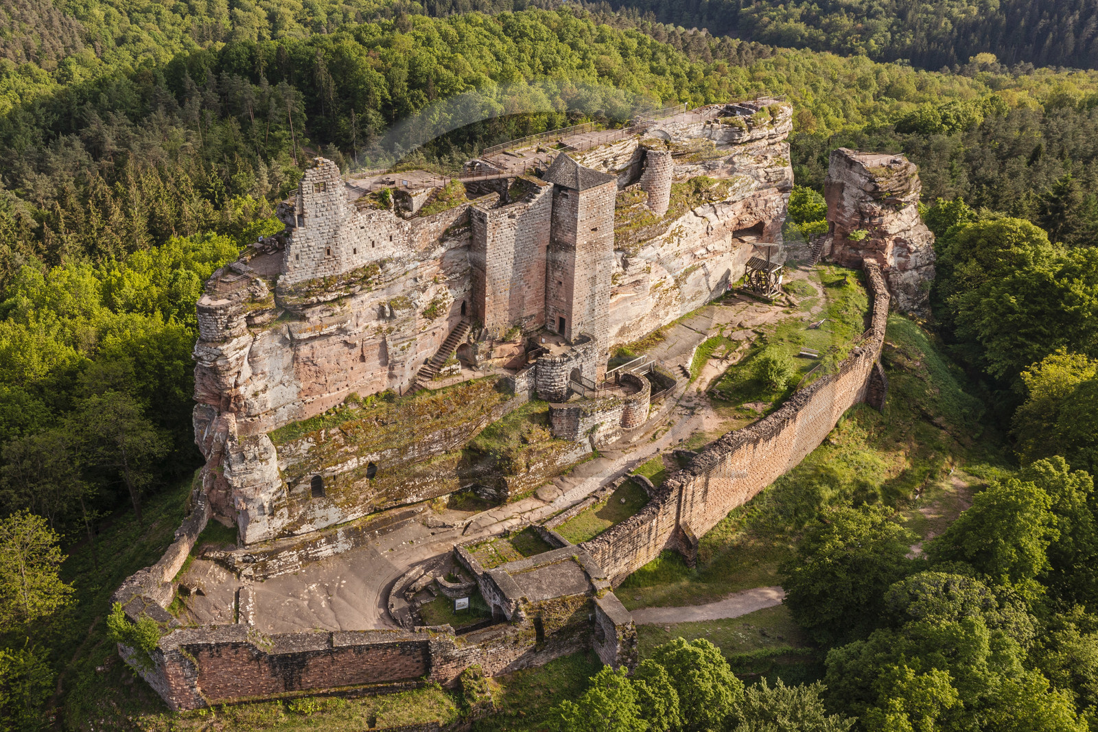 France, Bas-Rhin (67), Parc naturel régional des Vosges du Nord, Lembach, chateau de Fleckenstein (vue aérienne)