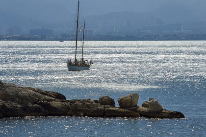France, Bouches-du-Rhône (13), Marseille, Parc National des Calanques, Archipel des Iles du Frioul, port naturel de l'Ile de Pomègues, bittes d’amarrage taillées dans la roche qui dateraient du XVIIe siècle