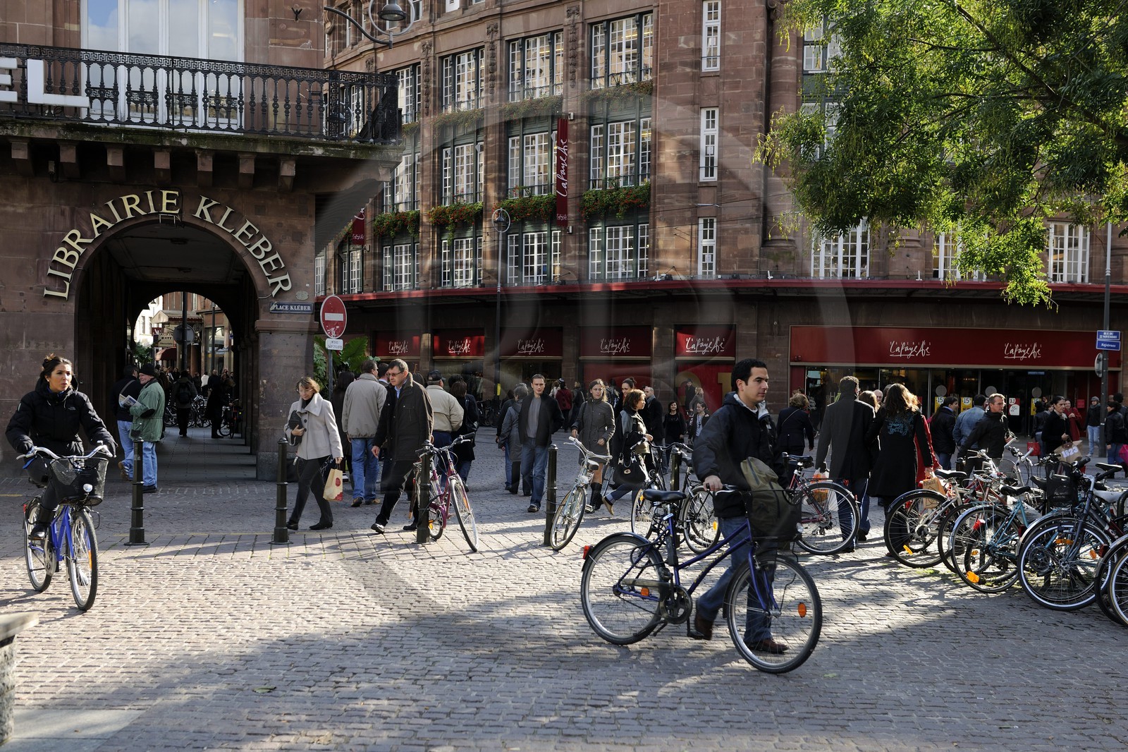 France, Bas-Rhin (67), Strasbourg, place Kléber, la librairie Kléber et les Galeries Lafayette