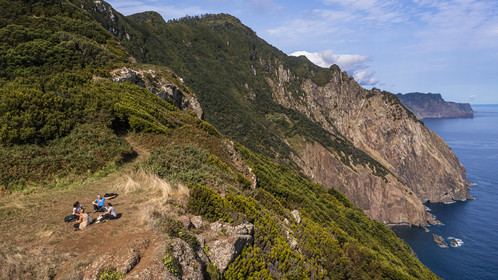 Portugal, Ile de Madère, randonnée de Machico à Porto da Cruz par le Vereda do Larano, au col de Boca do Risco (vue aérienne)