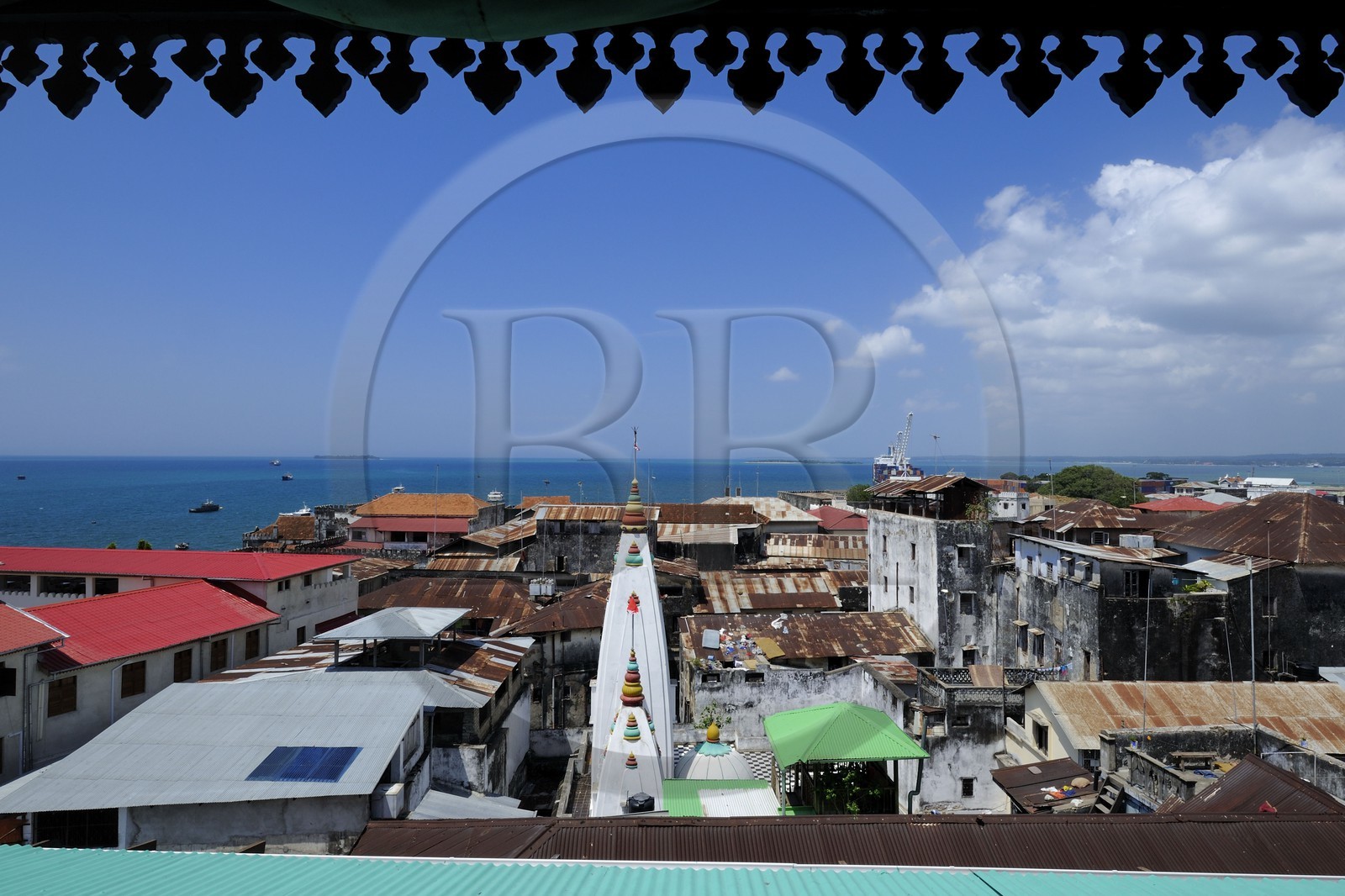 Tanzanie, archipel de Zanzibar, île de Unguja (Zanzibar), ville de Zanzibar, quartier Stone Town, classé Patrimoine Mondial de l' UNESCO, la vieille ville et un temple hindou