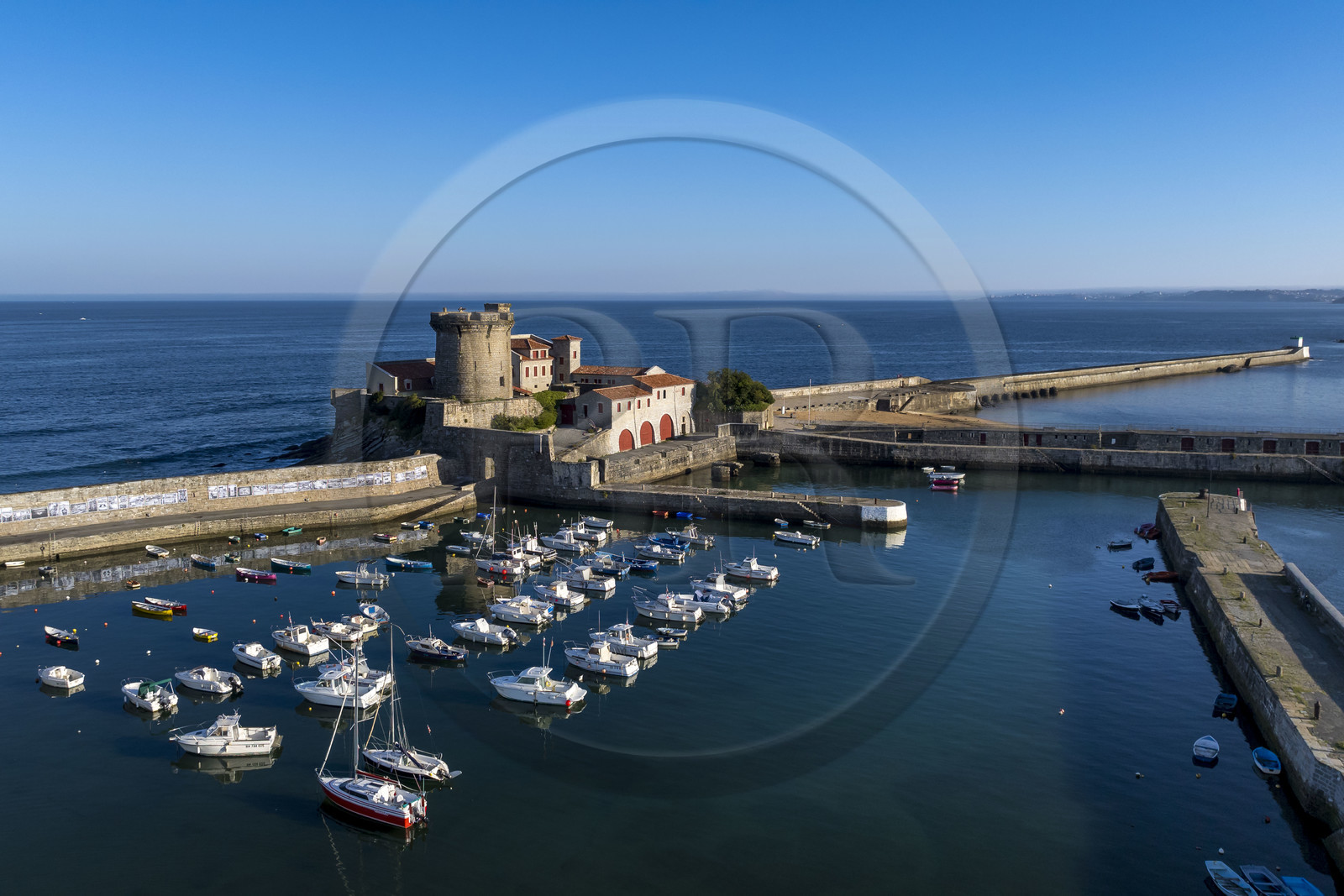 France, Pyrénées-Atlantiques (64), la côte du Pays-Basque, Ciboure, le fort de Socoa construit sous Louis XIII remanié par Vauban et son petit port de plaisance dans la baie de Saint-Jean-de-Luz (vue aérienne) France, Pyrénées-Atlantiques (64), la côte du Pays-Basque, Ciboure, le fort de Socoa construit sous Louis XIII remanié par Vauban et son petit port de plaisance dans la baie de Saint-Jean-de-Luz (vue aérienne)
