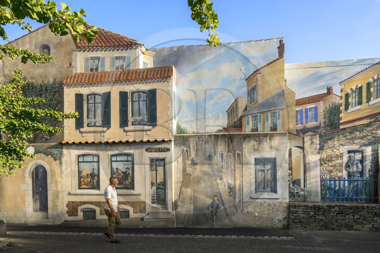 France, Vendée (85), Les-Sables-d'Olonne, quartier de La Chaume, fresque en trompe-l'oeil réalisée en 1997 place Sainte Anne par l'artiste Manfred Landreau