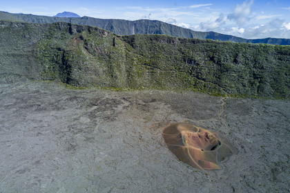 France, Ile de la Reunion, Parc National de la Réunion classé Patrimoine Mondial de l'UNESCO, volcan du Piton de la Fournaise, le cratère Formica Léo dans la caldera et les falaises du Pas de Bellecombe (vue aérienne)