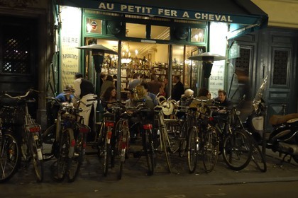 France, Paris (75), rue Vieille du Temple à la nuit tombée