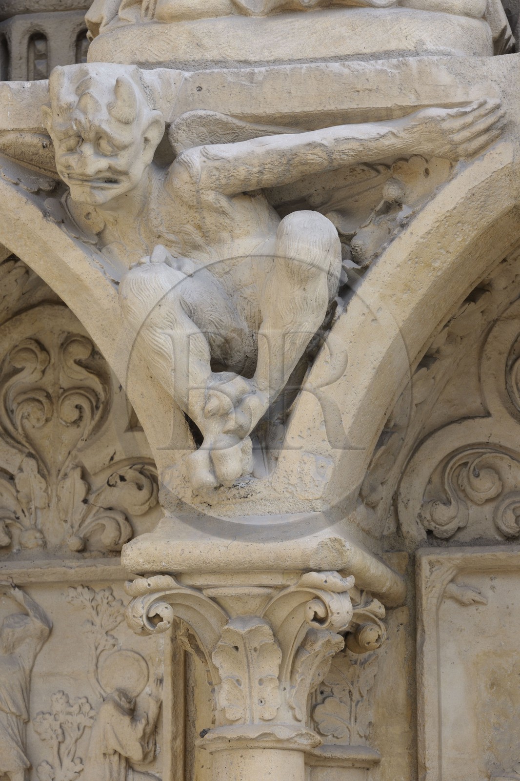 France, Paris (75), île de la Cité, la cathédrale Notre-Dame, portail de la Vierge, petit démon avec ses cornes au pieds de Sainte-Geneviève