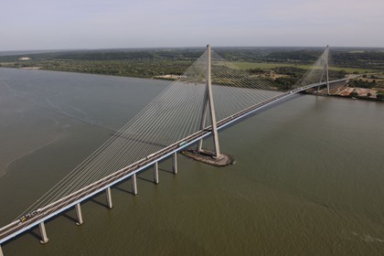 France, entre Calvados (14) et Seine-Maritime (76), le Pont de Normandie enjambe la Seine pour relier les villes de Honfleur et du Havre (vue aérienne)