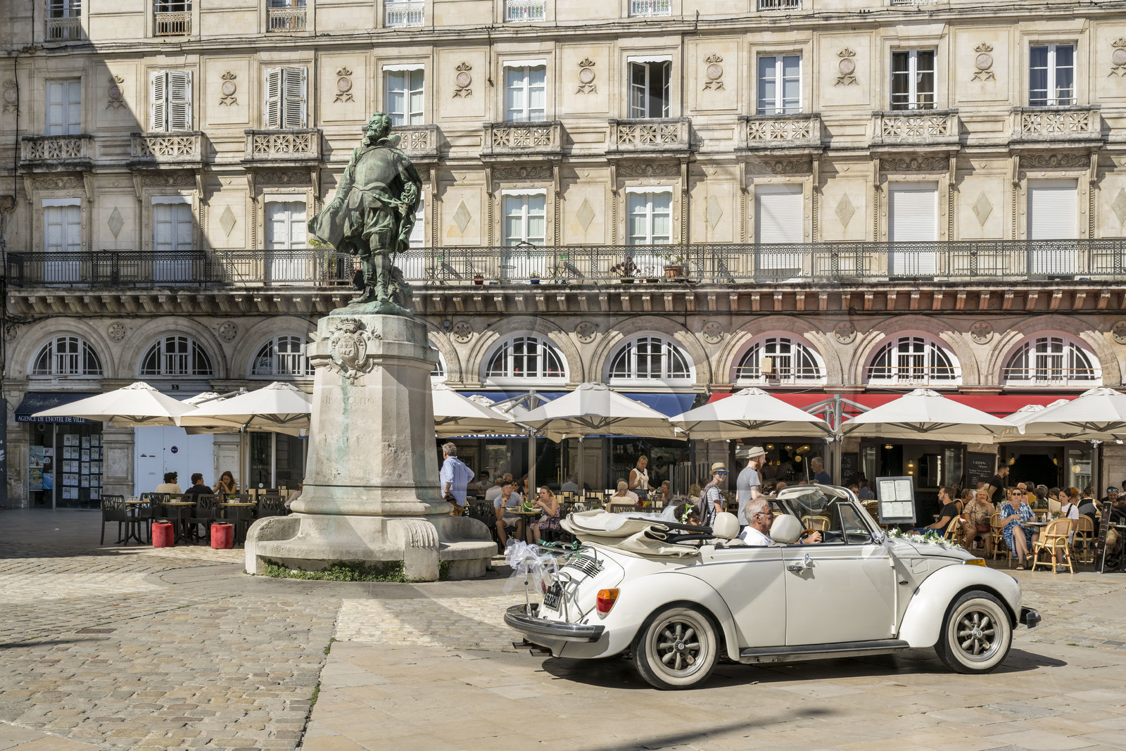 France, Charente-Maritime (17), La Rochelle, place de l'Hôtel de Ville, statue en mémoire de Jean Guiton, maire de La Rochelle lors du siège de 1628