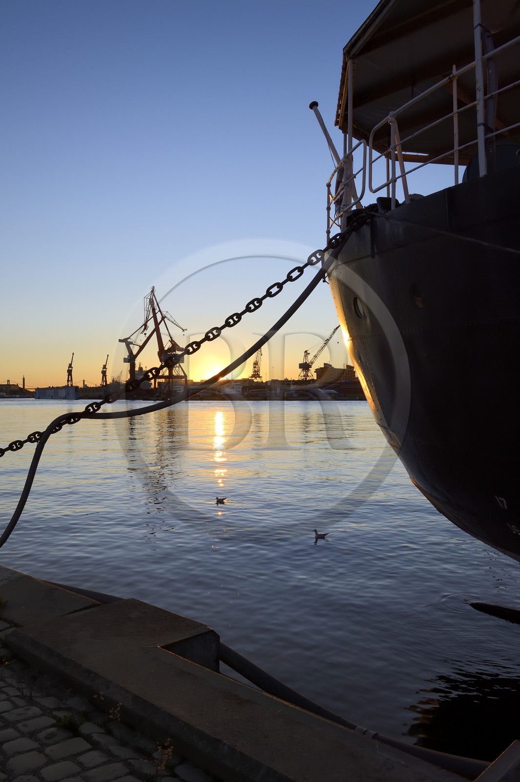 Suède, Västra Götaland, Göteborg (Gothenburg), le quai du vieux port face aux anciens chantiers navales de Lundbyvassen