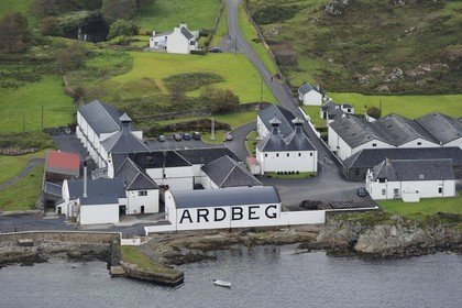 Royaume-Uni, Ecosse, Hébrides intérieures, Ile de Islay, Port Ellen, distillerie de whisky Ardbeg (vue aérienne)