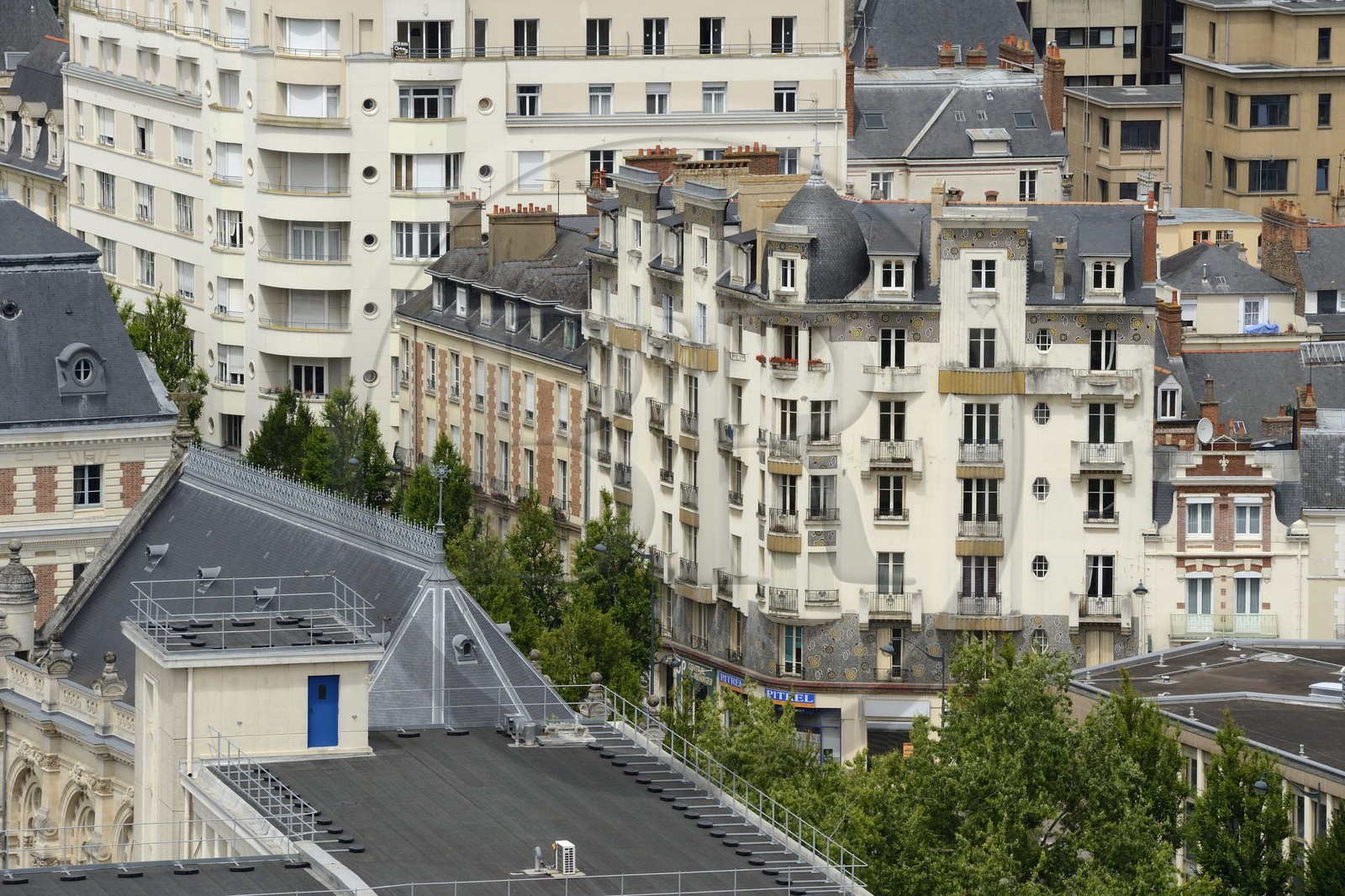 France, Ille-et-Vilaine (35), Rennes, immeuble Poirier (1931) au 7 avenue Janvier valorisé par de larges bandes de mosaïque Odorico et un décor en rondins dorés