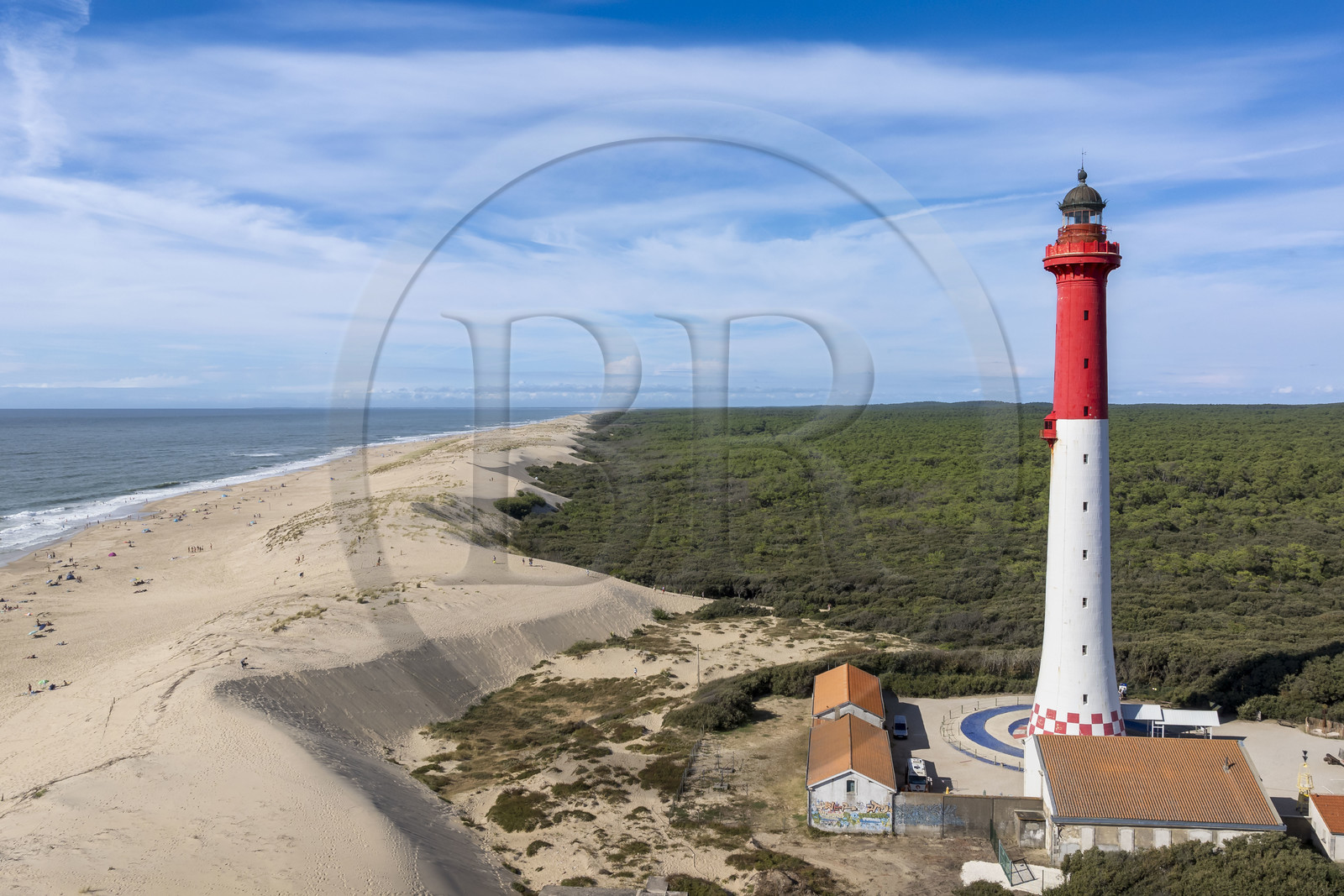 France, Charente-Maritime (17), Royan, La Tremblade, le Phare de La Coubre surplombant la plage et la Côte Sauvage (vue aérienne)