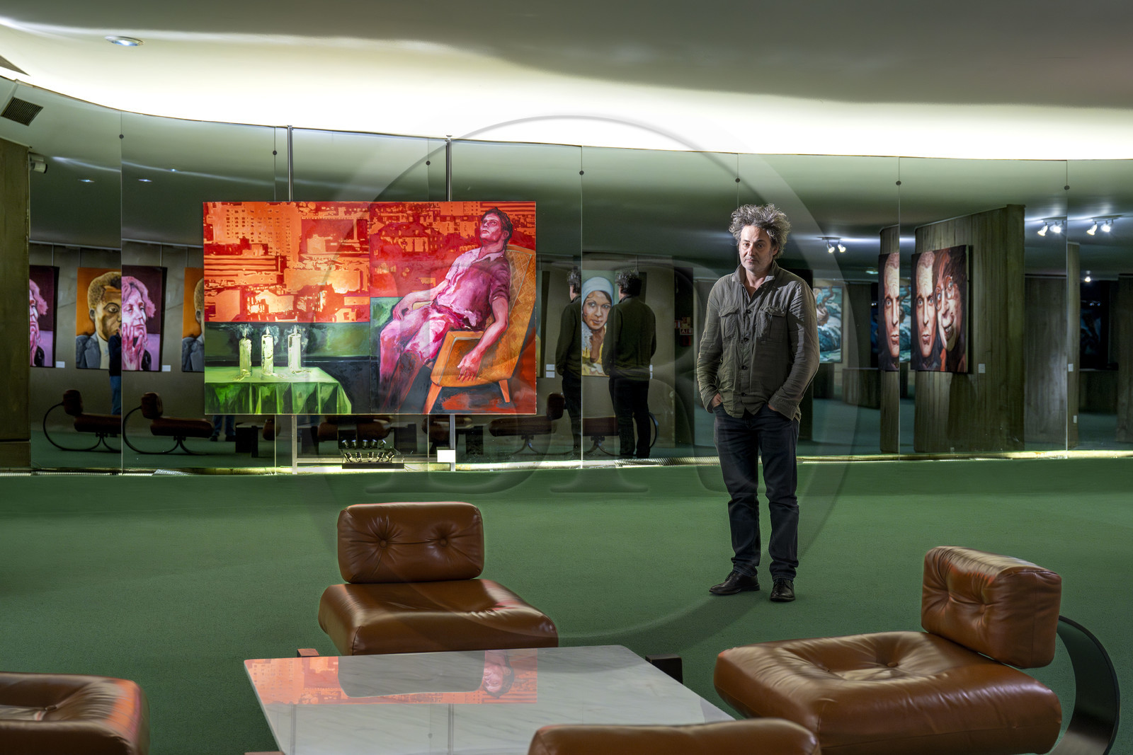 France, Paris (75), place du Colonel Fabien, immeuble du parti communiste français de l'architecte Oscar Niemeyer, vernissage de l'exposition Odyssée de l'artiste Fred Kleinberg à l'Espace Niemeyer