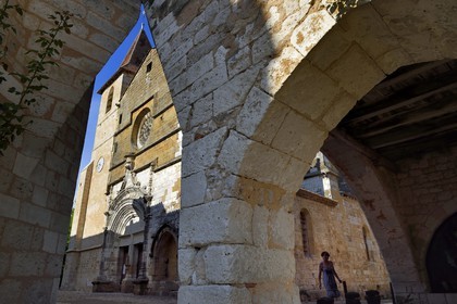 France, Dordogne (24), Périgord Pourpre, Monpazier, labellisé Les Plus Beaux Villages de France, facade occidentale de l'église Saint-Dominique vue d'une cornière de la place des Cornières au coeur du village
