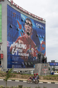 Rwanda, Kigali, le centre commercial Silverback mall avec une publicité géante pour la coupe du monde de football et une statue d'un gorille de montagne (Gorilla beringei beringei) silverback à dos d'argent