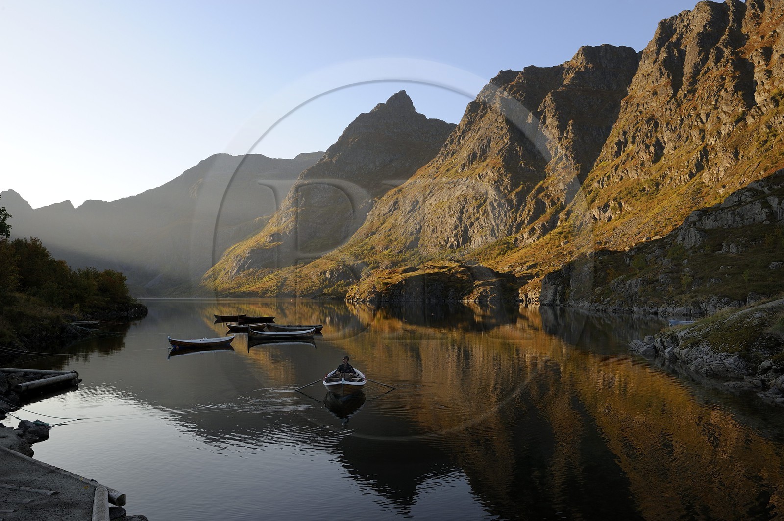 Norvège, Nordland, Iles Lofoten, commune de A (Å) à l'extrémité de Moskenesoy, barques sur un petit lac