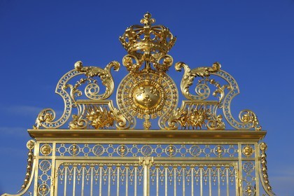 France, Yvelines (78), château de Versailles, classé Patrimoine Mondial de l'UNESCO, détail de la grille royale dessinée par Mansart séparant la cour royale restaurée en juin 2008