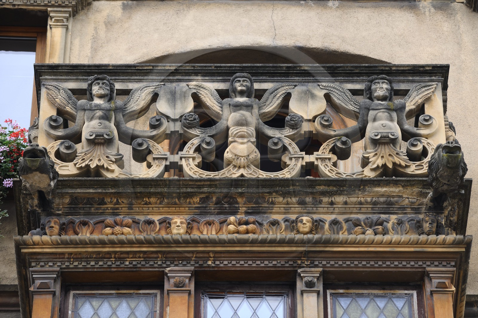 France, Haut-Rhin (68), Colmar, la maison des Têtes de style Renaissance (1609) jadis Bourse au Vins, balcon surmontant l'oriel