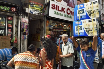 Sri Lanka, Western Province, Colombo District, Colombo, the lively Pettah Bazaar in 2nd Cross Street