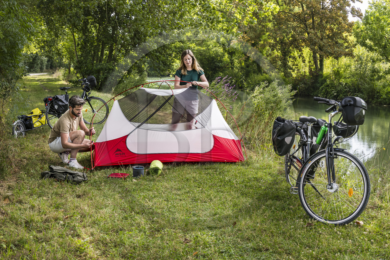 France, Deux-Sèvres (79), le Marais Poitevin, la Venise Verte, Magné, randonnée à bicyclette, installation du campement pour la nuit le long de la Sèvre Niortaise