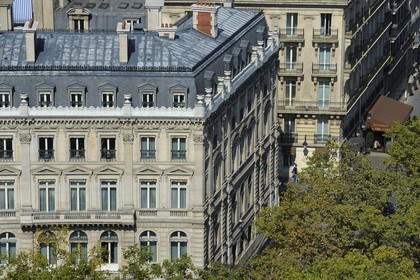 France, Paris (75), immeuble Haussmannien sur la place de l'Etoile à l'angle de l'avenue Carnot vu du haut de l'Arc de Triomphe