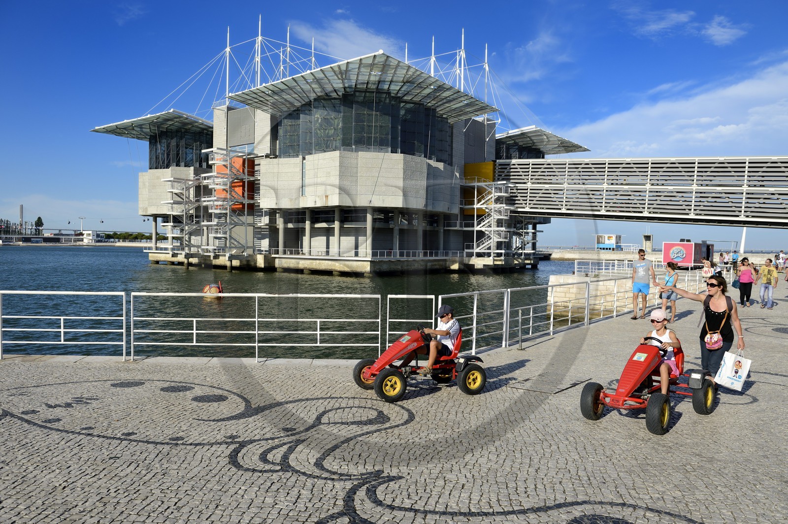 Portugal, Lisbonne, Parque das Nações (Parc des nations) construit pour l'exposition universelle de 1998, Oceanário (Oceanarium) et voiturette à pédales