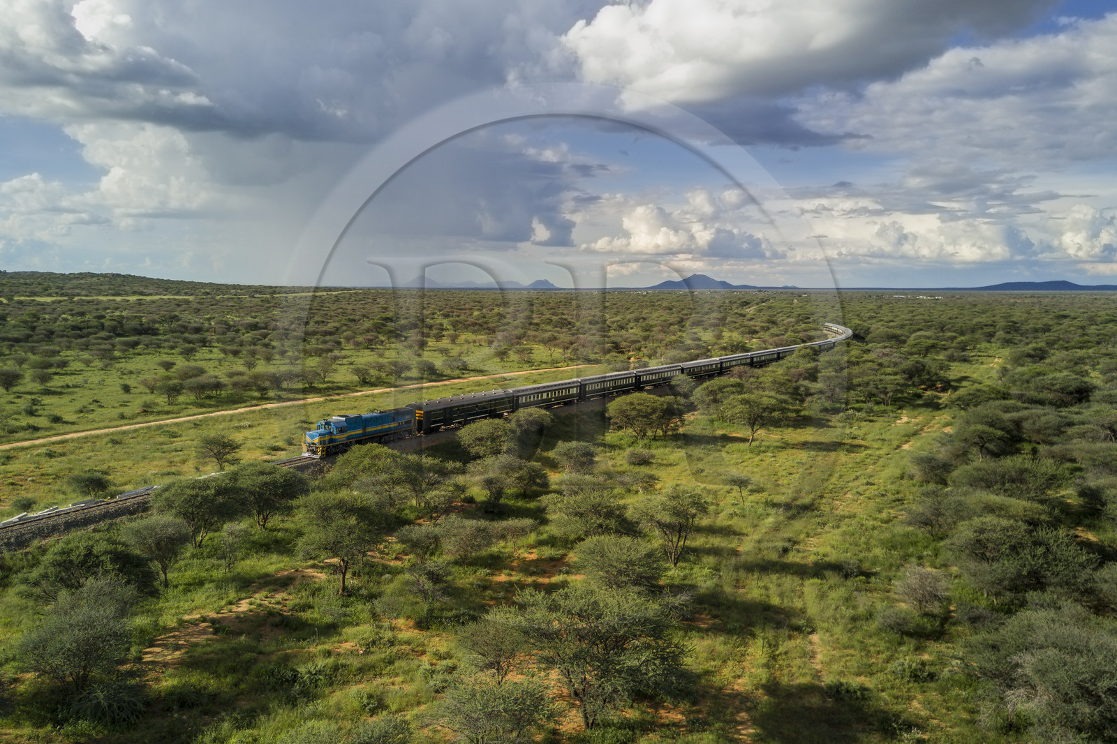 Namibie, région de Otjozondjupa, le train Shongololo express traversant le bush namibien vers Kalkfeld (vue aérienne)