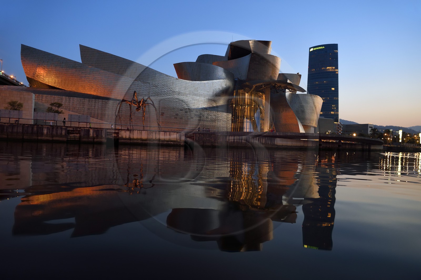 Espagne, Pays basque espagnol, Biscaye, Bilbao, le musée Guggenheim de l'architecte Frank Gehry et la Tour Iberdrola