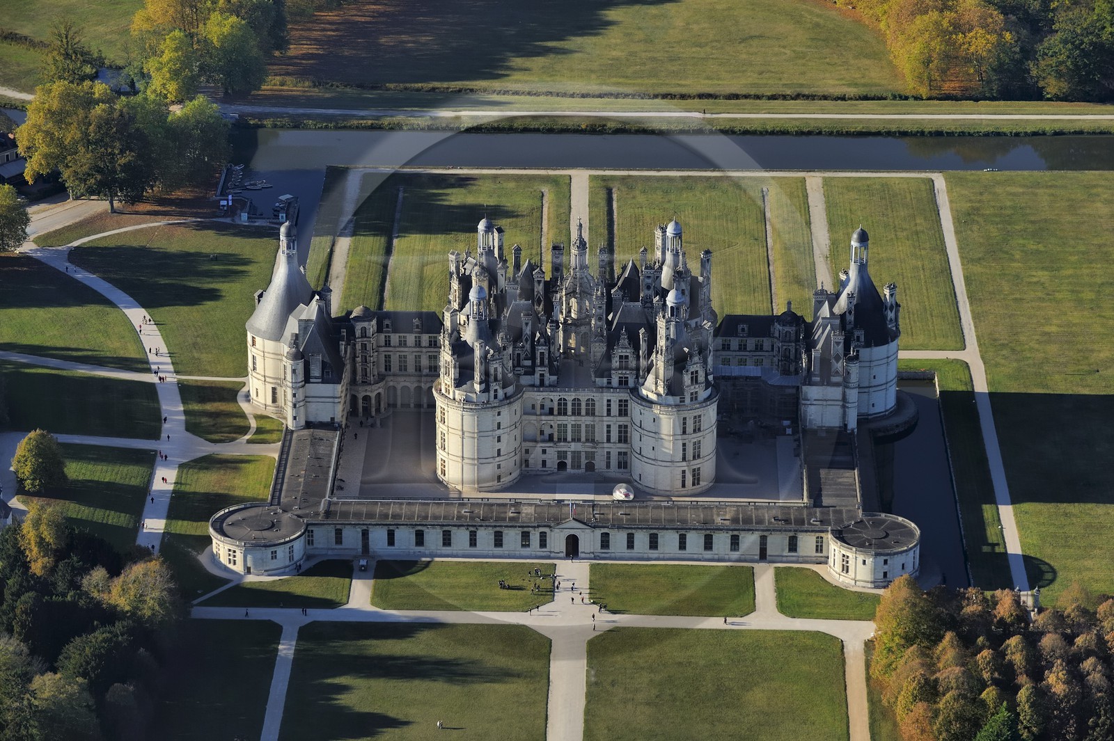 France, Loir et Cher (41), Vallée de la Loire classée Patrimoine Mondial de l' UNESCO, château de Chambord, façade Est (vue aérienne)
