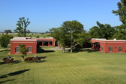 Argentine, province de Buenos Aires, San Antonio de Areco, estancia La Bamba de Areco, retour à l'étable des chevaux utilisés pour le polo