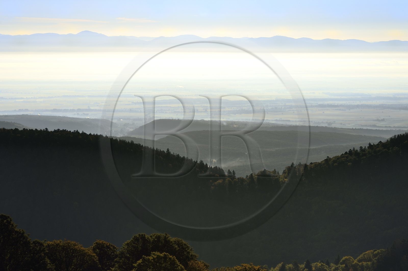 France, Haut-Rhin (68), Wasserbourg, massif des Vosges en bordure de la plaine d'Alsace sur le Petit Ballon, la Forêt Noire en arrière plan France, Haut-Rhin (68), Wasserbourg, massif des Vosges en bordure de la plaine d'Alsace sur le Petit Ballon, la Forêt Noire en arrière plan