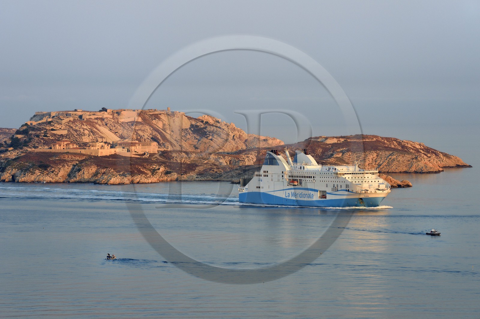 France, Bouches-du-Rhône (13), Marseille, Parc National des Calanques, Archipel des Iles du Frioul, ferry de La Meridionale en provenance de la Corse et les ruines de l'hopital Caroline sur l'Ile Ratonneau en arrière plan