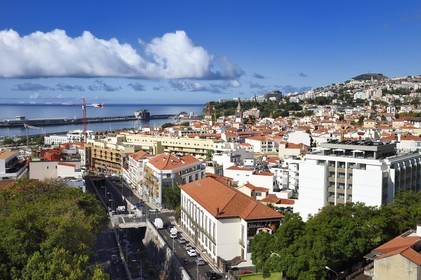 Portugal, Madeira Island, Funchal, the cable car that connects the historic district in the lower town and the port in the background