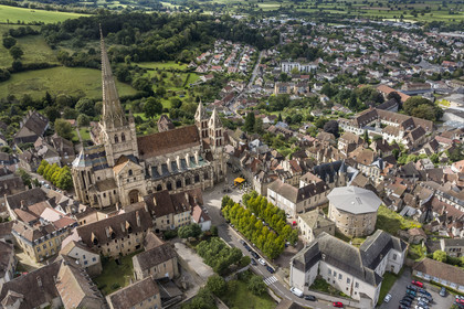 France, Saône-et-Loire (71), Autun, la cathédrale Saint-Lazare, le musée Rolin actuel à droite sera étendu aux deux batiments voisins qui bordent la place Saint-Louis à savoir la prison circulaire du XIXe siècle et l’ancien Palais de Justice à droite (vue aérienne)