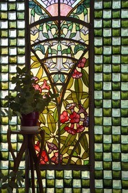 France, Meurthe-et-Moselle (54), Nancy, la maison Bergeret de style Art Nouveau, vitraux du jardin d’hiver d’hiver décoré d’une verrière de daturas en culs-de-bouteille, vitraux de Joseph Janin