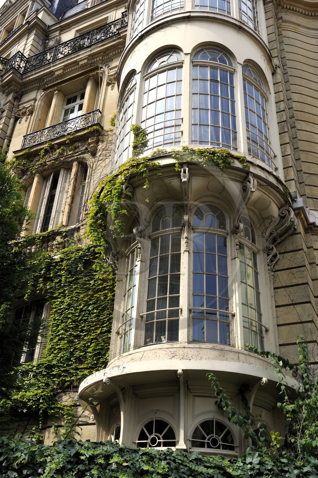France, Paris (75), immeuble haussmannien à bow-windows au n°7 rue Rembrandt édifié en 1899 par l'architecte Gustave Rives