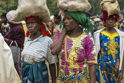 Rwanda, Province du Nord, District de Musanze (Ruhengeri), jour de marché à Muryabazira sur la Route Nationale 4 entre Kigali et Ruhengori, femmes portant des sacs sur leurs têtes