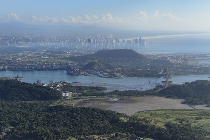 Panama, les gratte-ciels de Panama City et le Pont des Amériques (Puente de las Americas) sur le chenal d'accès du Canal de Panama en premier plan (vue aérienne)