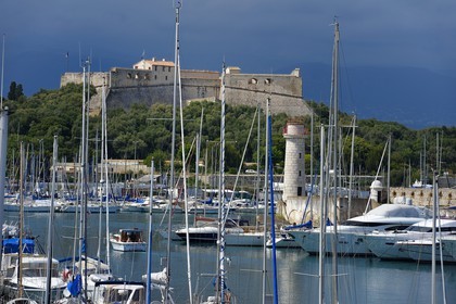 France, Alpes-Maritimes (06), Antibes, port Vauban et le Fort Carré retouché par Vauban à la fin du XVIIème siècle